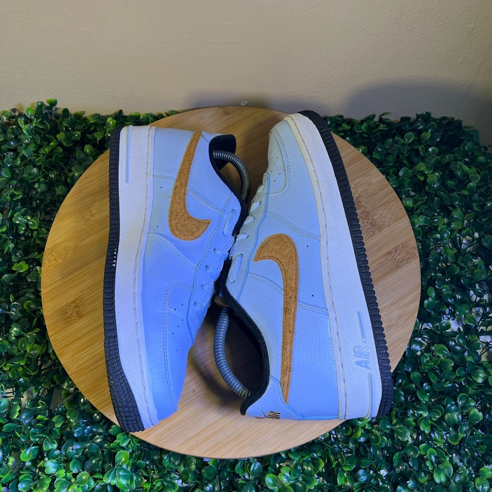 🔥 AIR FORCE 1 FELT GS CELESTINE BLUE GOLD KIDS 
SZ 6.5 WOMENS SZ 8  BV6058-400 - Picture 6 of 11